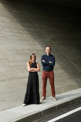 David Stuflesser e Nadia Moroder – architetti dei portali della nuova circonvallazione di Castelbello. David Stuflesser and Nadia Moroder – architects of the portals for the new Kastelbell bypass. Neuer Gärkeller Kellerei Elena Walch