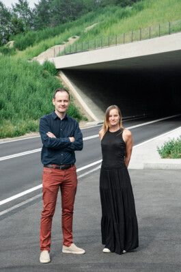 David Stuflesser e Nadia Moroder – architetti dei portali della nuova circonvallazione di Castelbello. David Stuflesser and Nadia Moroder – architects of the portals for the new Kastelbell bypass. Neuer Gärkeller Kellerei Elena Walch